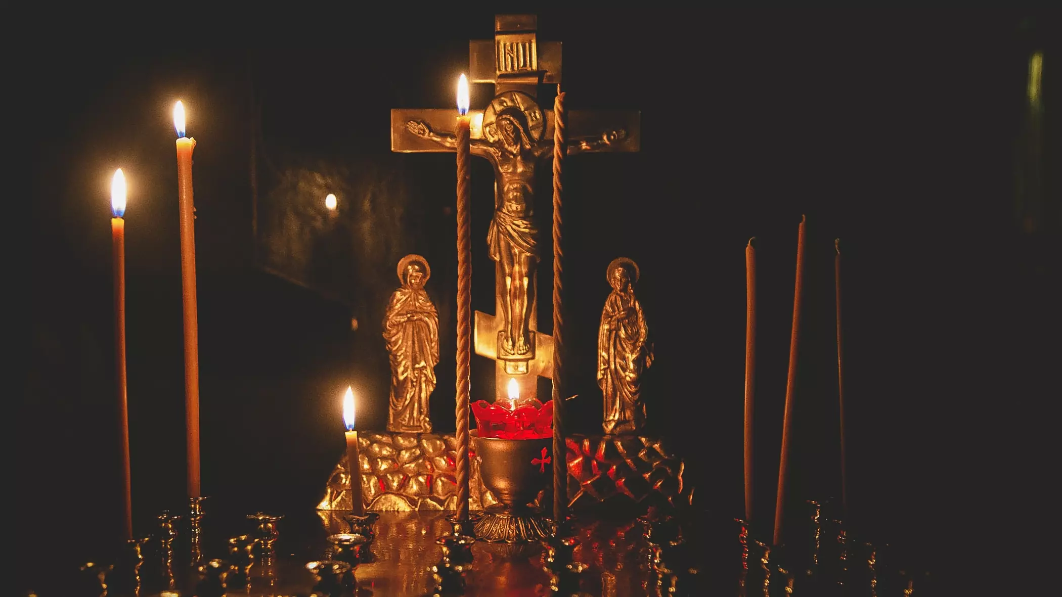 Верующие ставят свечи на Пасху и освещают праздничные угощения в храмах.