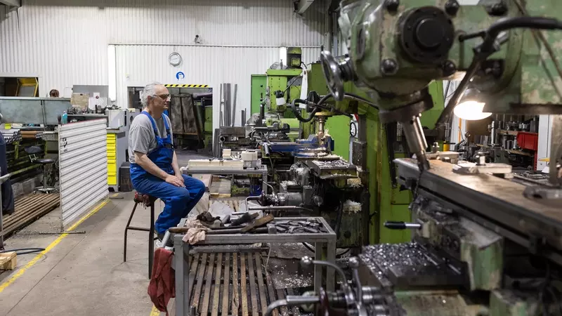 На оборонных заводах Омска открыты 1400 вакансий. Сколько платят рабочим и инженерам
